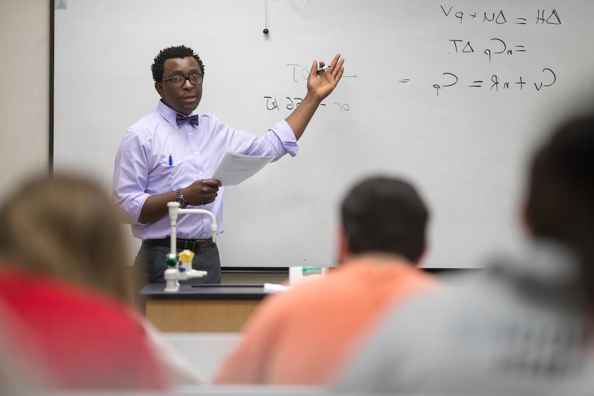 Austin Peay State University chemistry professor Dr. Allen Chaparadza最近在校园里的Sundquist科学中心上化学课.